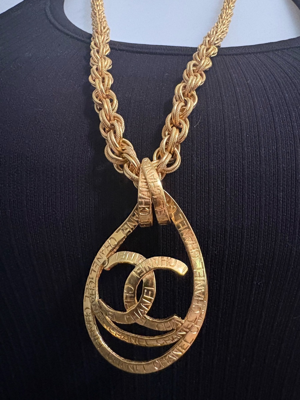CHANEL rare 1990’s gold-plated teardrop necklace pendant